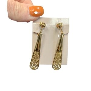 Avon Lace Drop goldtone  clip Earrings. NIB 1989